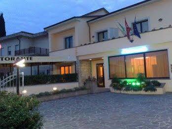 Hotel Santa Lucia Кашина Екстериор снимка